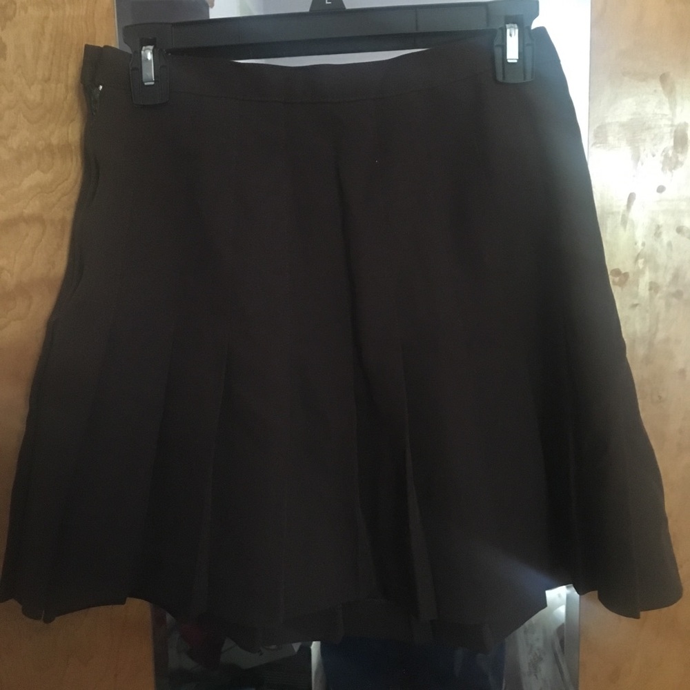 brown pleated skirt